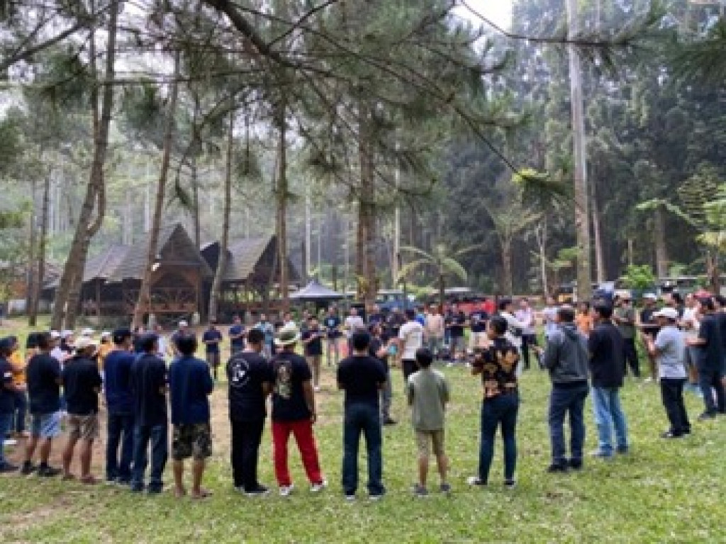 Melatih Kekompakan dan Keakraban Perangkat dan staff Desa Dalung melalui Outbond di Cikole Bandung